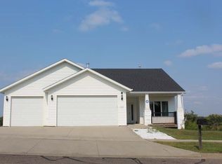 904 10th St SE, Mandan, ND 58554