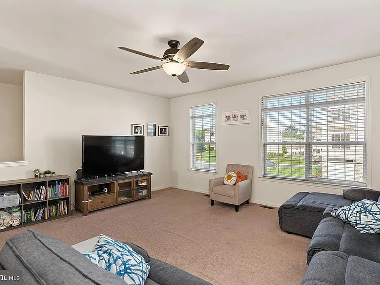 4 Jay Cir — Photo 2