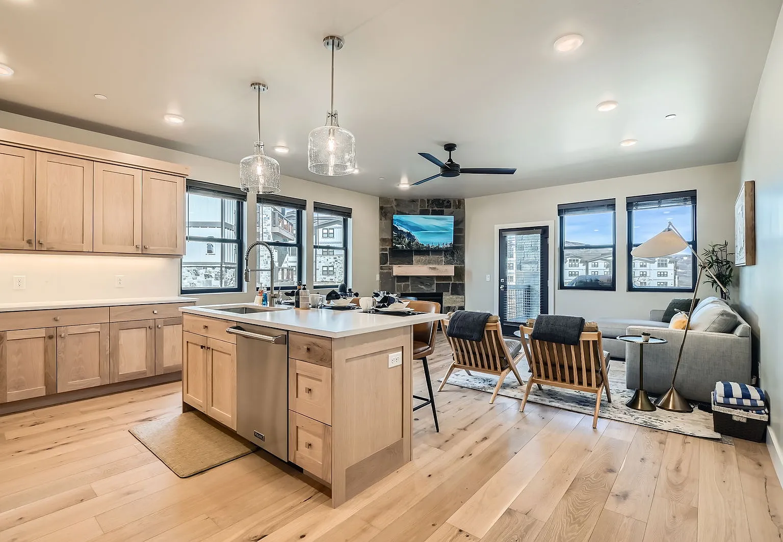 3 bed, 1584 sqft, $4,100 — Photo 3