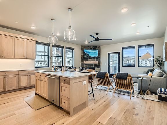 3rd image of 1169 W Helling Cir #101