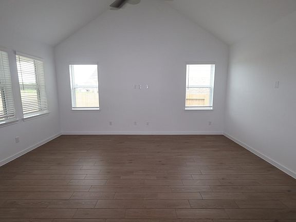 3rd image of 2814 Duchess Dr