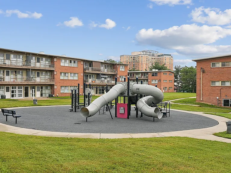 Belcrest Plaza — Photo 17