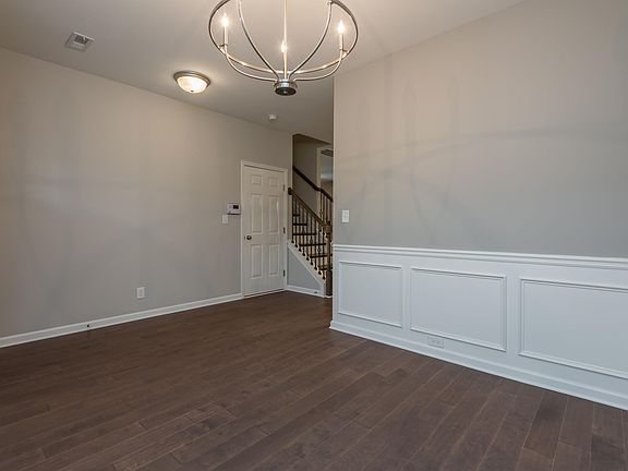 3rd image of 815 Festival Ln