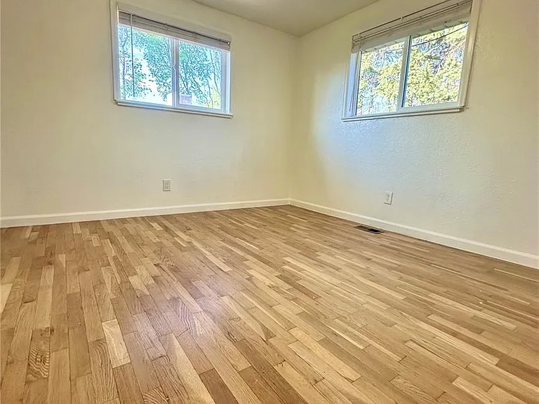 624 Winona Ct — Photo 4