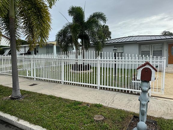2nd image of 914 Bradley Court