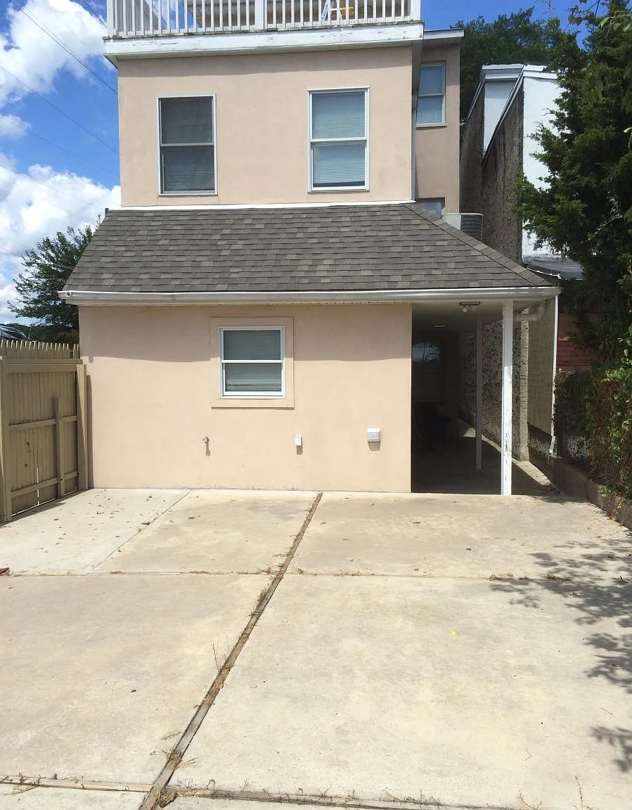 5 bed, 2.5 bath, 2800 sqft, $3,950 — Photo 2