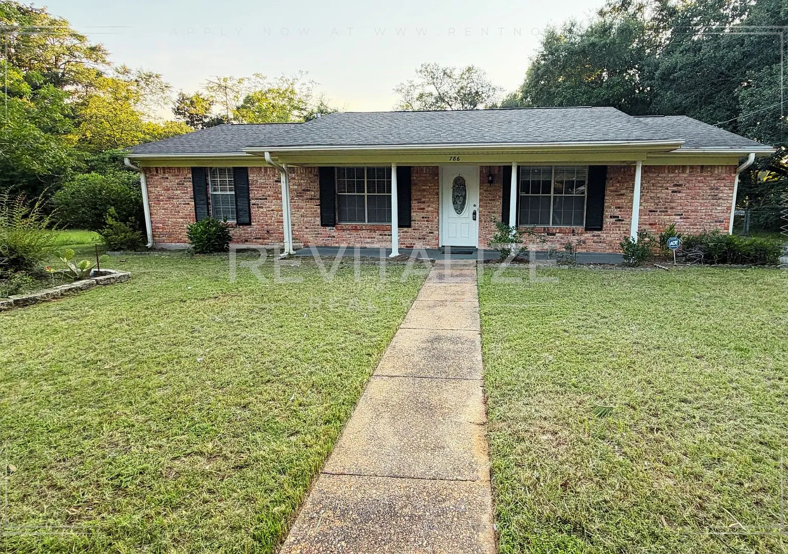 Charming, Spacious, 3BR/2BA Brick Home Mobile, AL — Photo 1