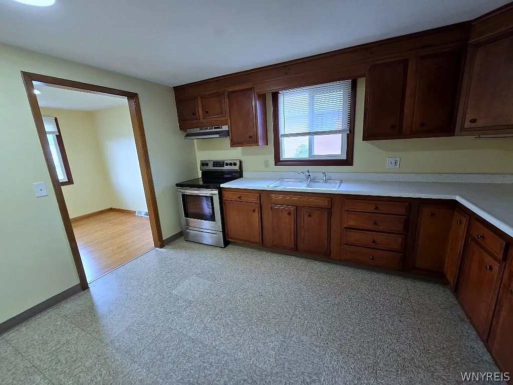 3 bed, 1.0 bath, 2214 sqft, $1,750 — Photo 2