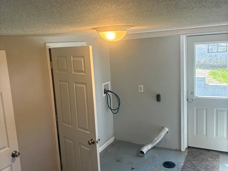 504 Henry St — Photo 40