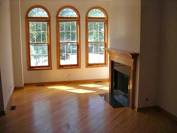 2nd image of 1326 W Diversey Pkwy #1MFM