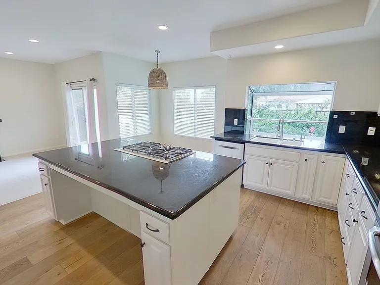 12 Touran Ln — Photo 6