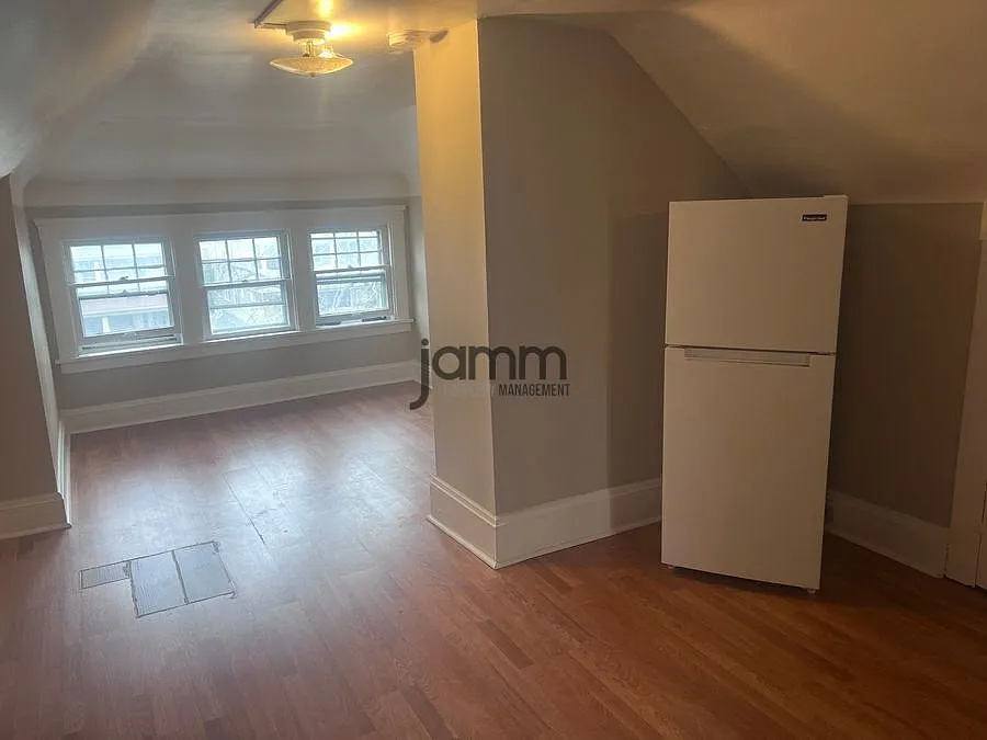 Cleveland Heights: Efficiency Suite 1-Bedroom All Utilities Included — Photo 4