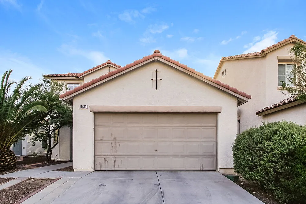 3 bed, 2.5 bath, 1635 sqft, $2,060 — Photo 1