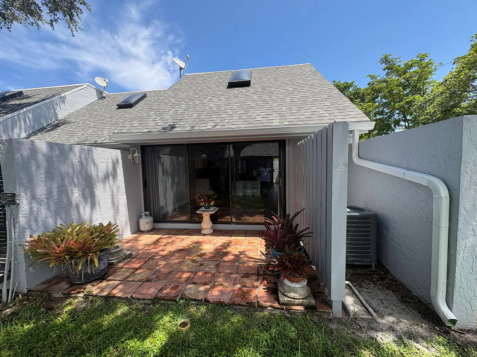 1 bed, 2.0 bath, 950 sqft, $1,950 — Photo 3