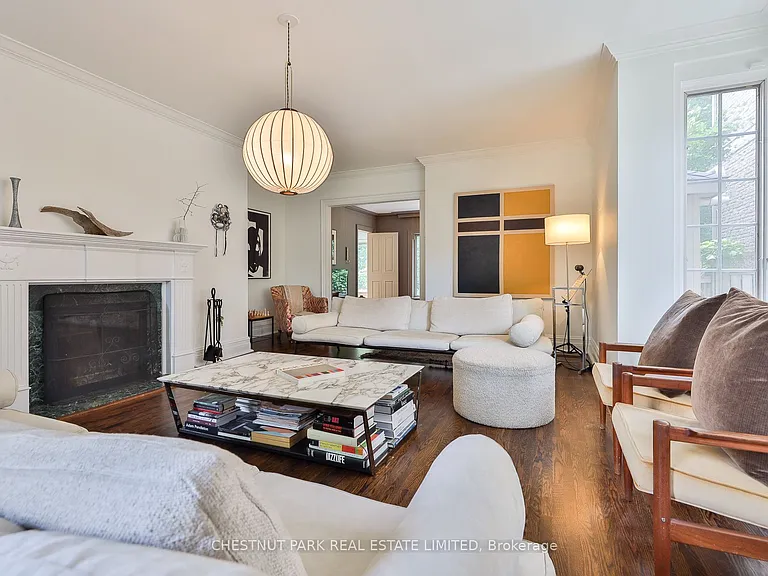 21 Douglas Cres — Photo 2
