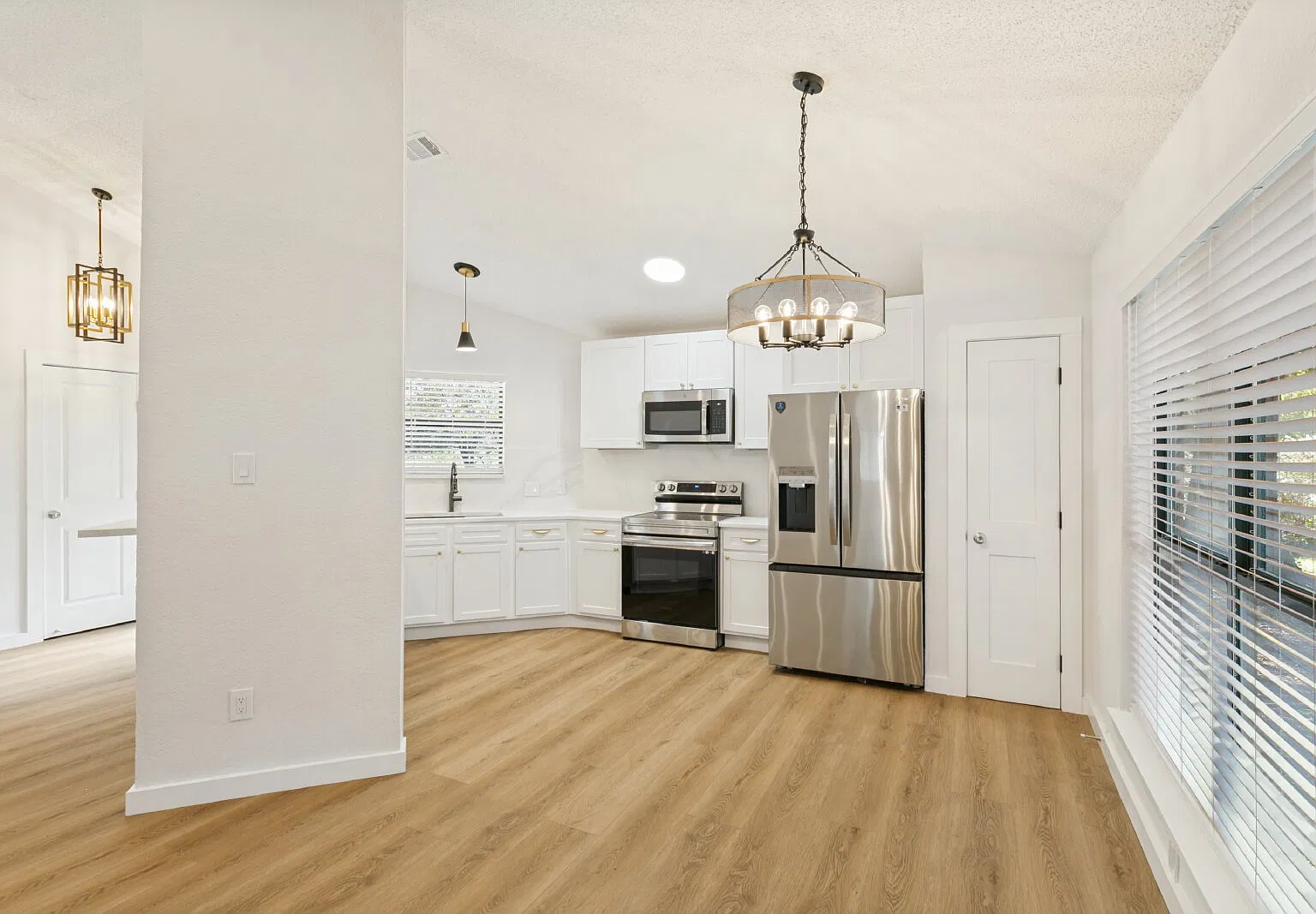 3 bed, 2.0 bath, 1341 sqft, $2,150 — Photo 4