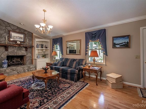 5th image of 102 Laurelwood Dr