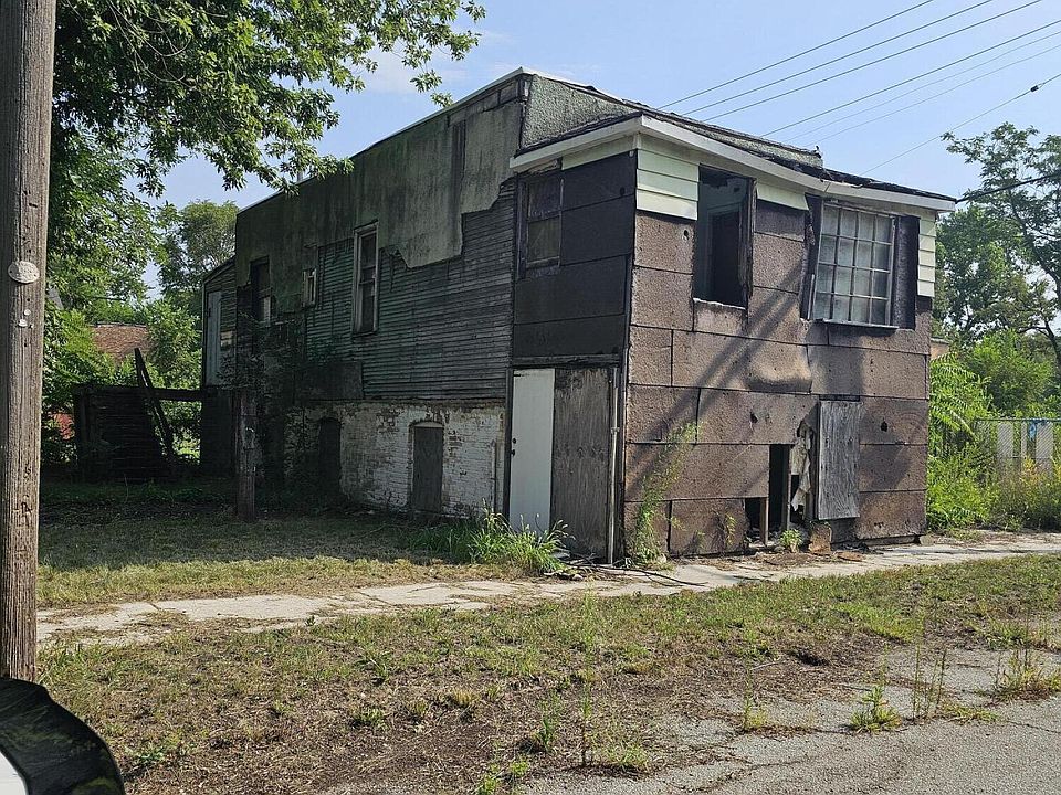 2nd image of 1545 Van Buren St