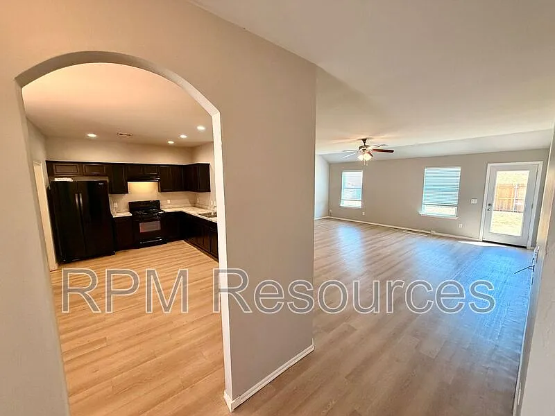 3 bed, 1.5 bath, 1653 sqft, $1,595 — Photo 4