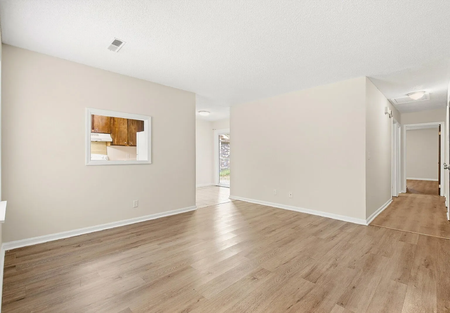 2 bed, 1.5 bath, 970 sqft, $1,400 — Photo 4