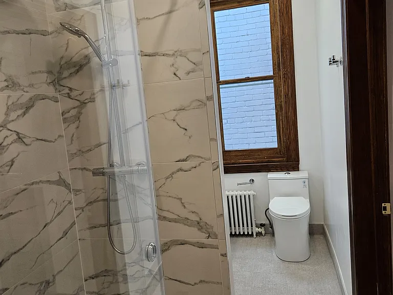 3d floor: bathroom shower and commode.