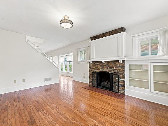 5th image of 115 Stanford Ave