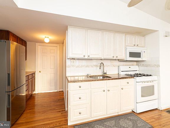 5th image of 910 Mountain St