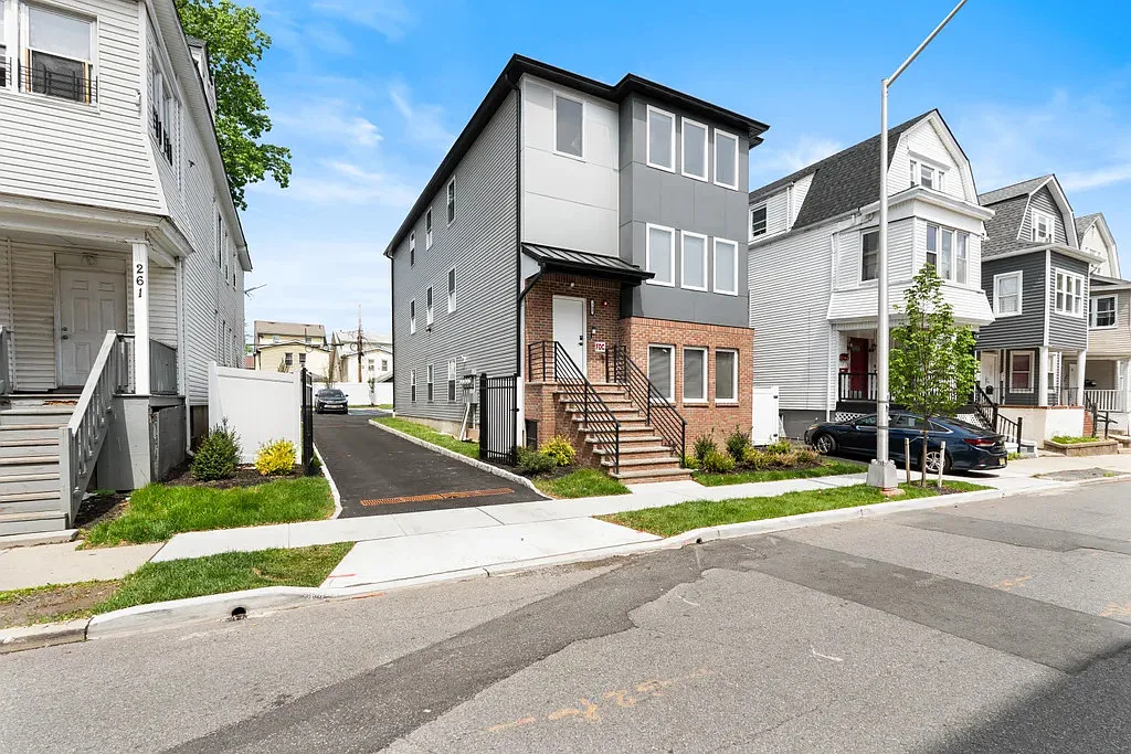 3 bed, 1069 sqft, $3,350 — Photo 3