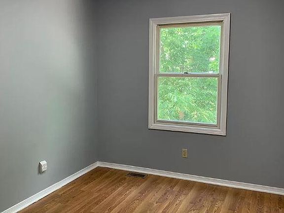 3rd image of 1702 S Olive St