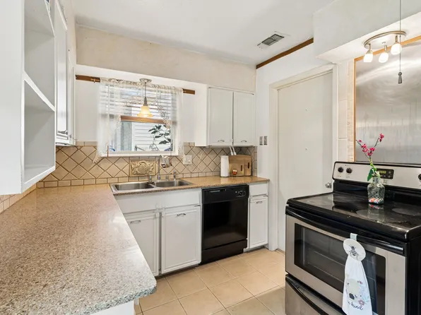 1822 Finley Rd, Irving, TX 75062