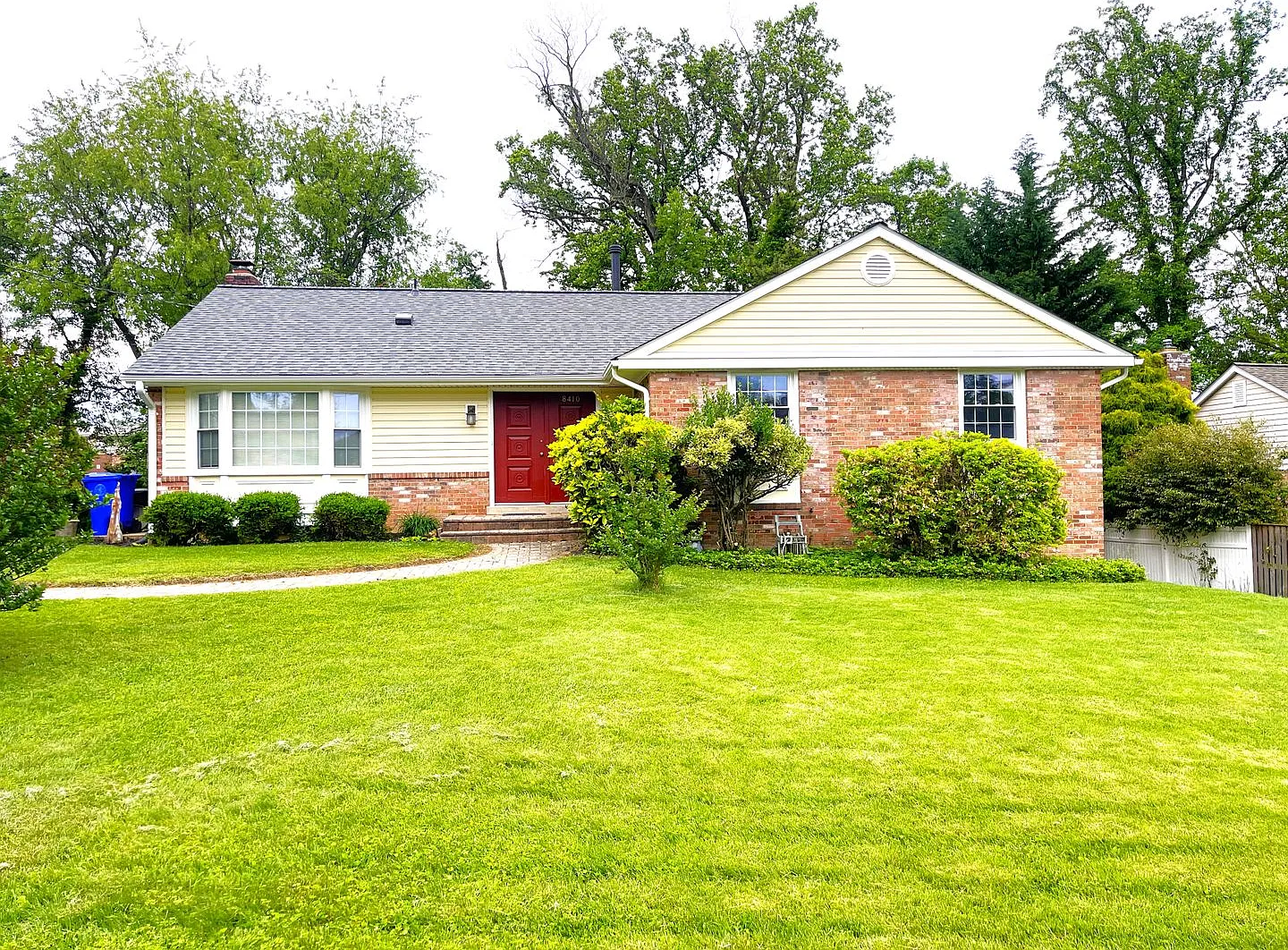 Beautiful 5 bedroom/2.5 bath with large yard — Photo 1