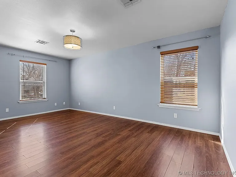 1449 S Oak Ave — Photo 7