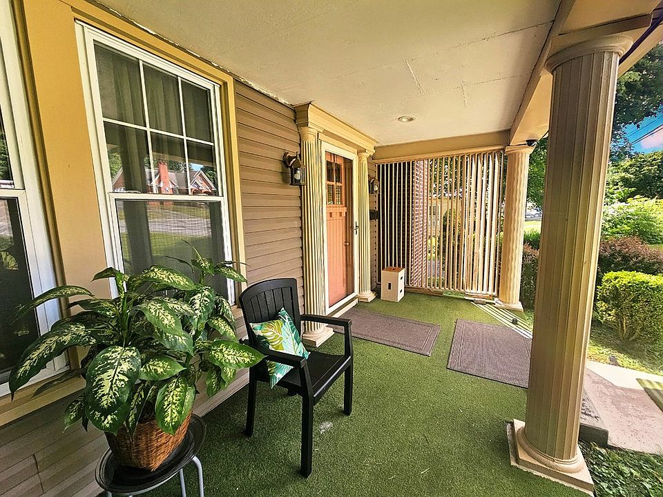 10th image of 270 Riverside Dr