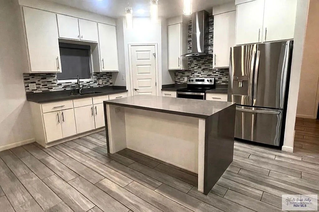4 bed, 2.5 bath, 1860 sqft, $2,400 — Photo 3