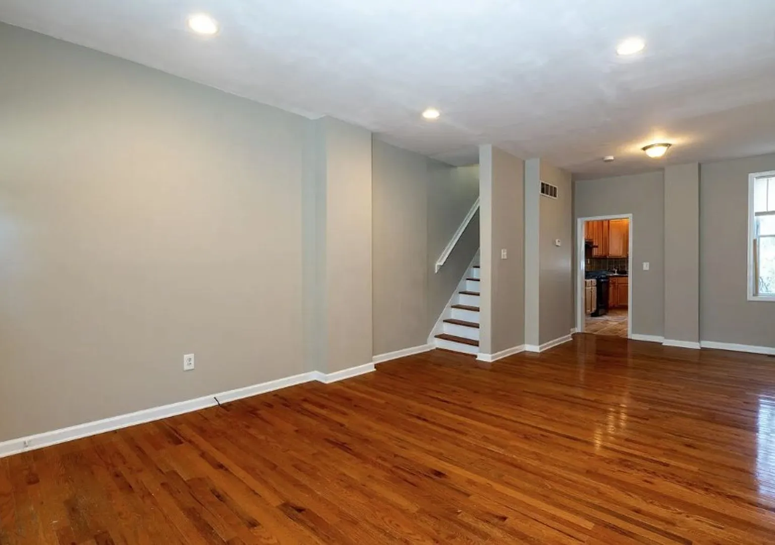 North York Gem | 3 Bed, 1.5 Bath with Hardwood Floors & Central Air! — Photo 2