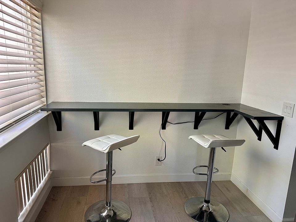 Breakfast bar (bar stools included)