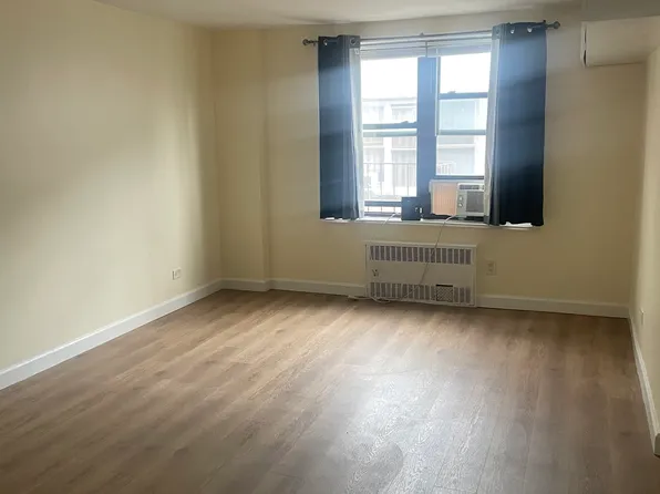 8385 116th St, Richmond Hill, NY 11418