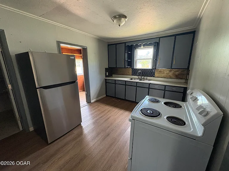 1402 Iowa Ave — Photo 2