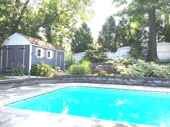 4th image of 3 Christie Dr #A