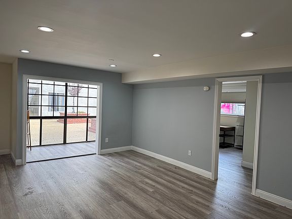 5th image of 330 S Mentor Ave Unit 110