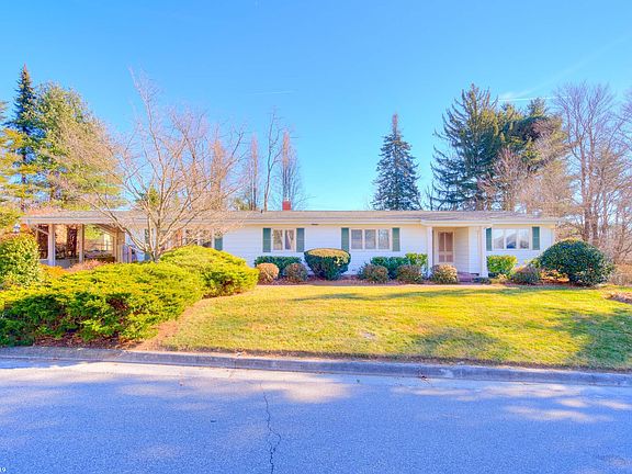 3rd image of 302 Hemlock Dr SE