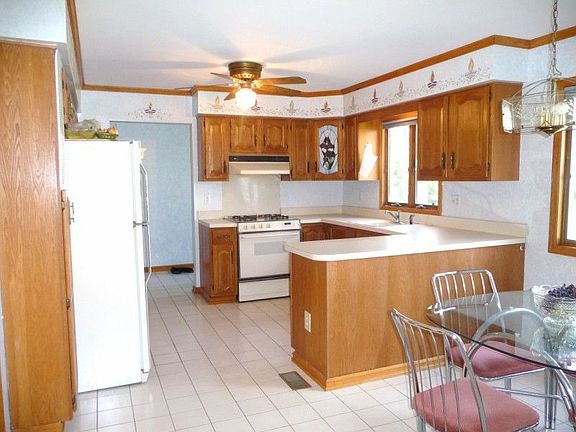 BRIGHT EAT-IN KITCHEN WITH BREAKFAST AREA