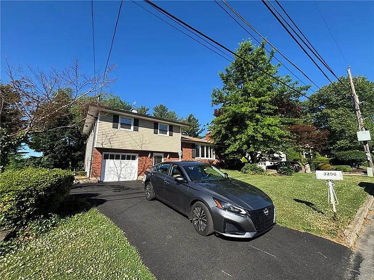 3200 Highland Dr — Photo 3