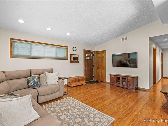 4th image of 120 S Prairie Ave