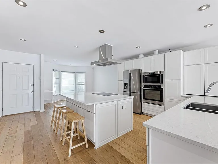 908 Lenox Hill Ct NE — Photo 2