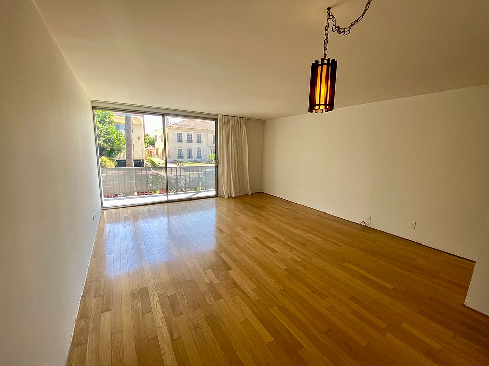 Extra large living/dining area