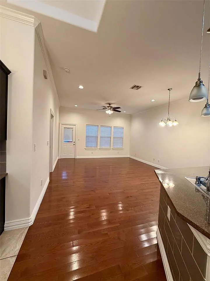Building Photo - 398 Mesa Dr #C