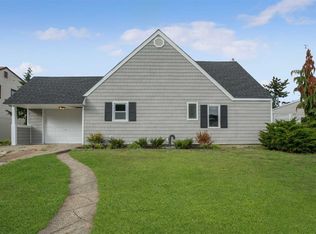 85 Woodcock Ln, Levittown, NY 11756