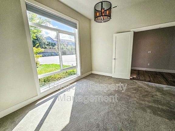 5th image of 619 202nd Pl SW