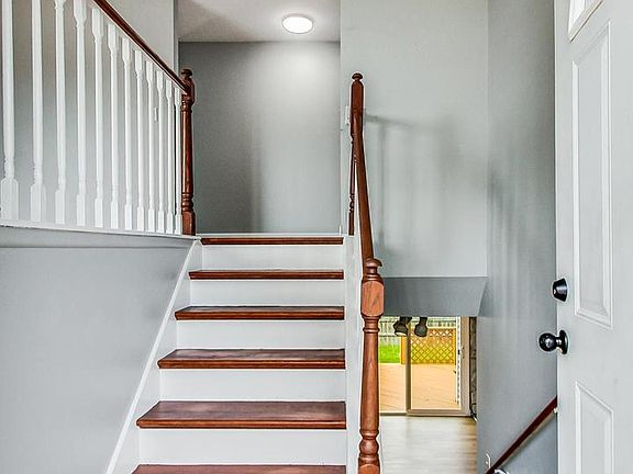 5th image of 17 Woodbury Ct